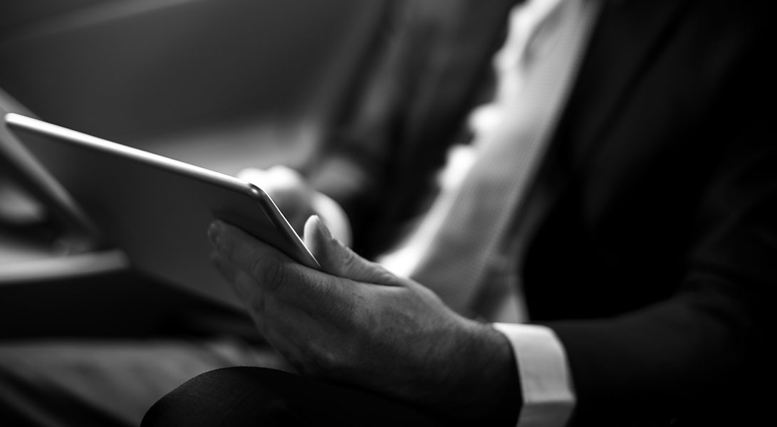Finclair: FAQ - Businessman using tablet